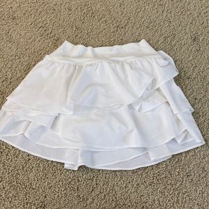 aerie soft and stretchy white ruffled tennis skirt